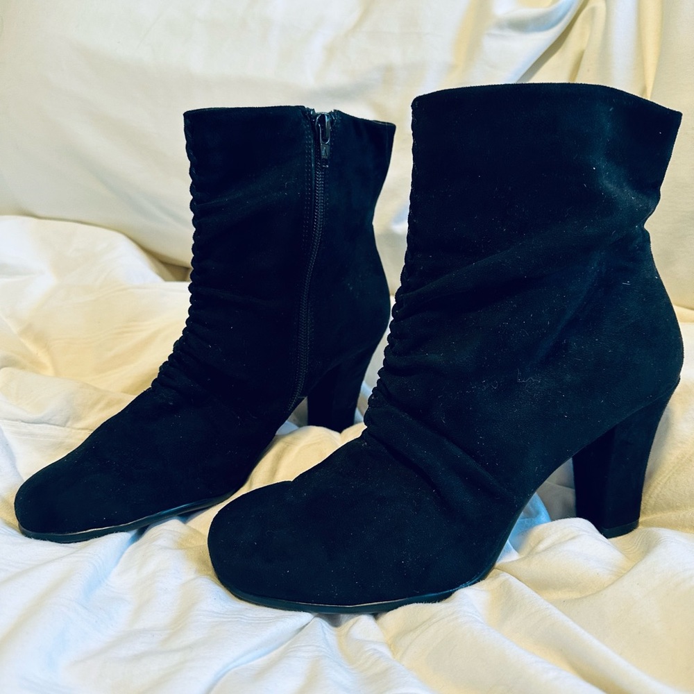 Aerosoles Black Suede Heel Boot Size 7